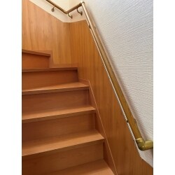 猫ちゃんの爪とぎで、クロスがボロボロに。何か対策は？とご相談いただきました。耐久性と価格とのベストコストパフォーマンスを探り、フロアタイル＆見切りにて壁面ボードを作成。飼い主様にも猫ちゃんにも、優しい仕様となりました。