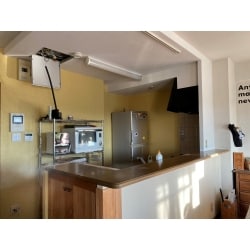 垂れ壁を撤去することで、開放的なキッチンに。採光も取れ、調理中の熱もこもりにくいオープンな空間になりました。