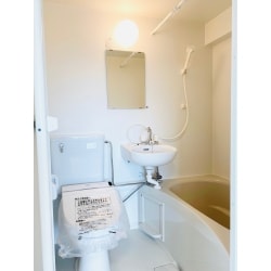 3点UBを入れ替えることでトイレが現在主流の形式となり、ウォシュレットが設置可能に。
浴槽・洗面もまっさらで、清潔な水廻りが完成しました。