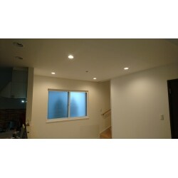 新たに作った天井です。中央にはシーリング用の器具を付け、間接照明代わりのダウンライトも4つ設置しました。