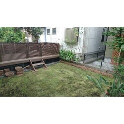 雑草が多かった庭を整理し、お部屋からそのまま出られるようにウッドデッキを設置しました