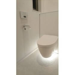 TOTOレストパスFを設置させて頂きました。
便器が床から離れている為、お掃除も簡単で、フロア照明が高級感を出してくれます。