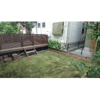 ウッドデッキと芝生を植えて、自転車置き場も出来ました