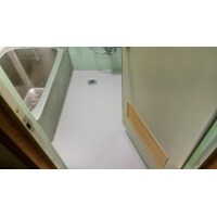 ヒヤッとする浴室床に、シートを貼ってリフォーム