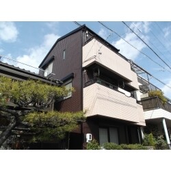 西日が強く、張替えギリギリのところまできておりました。
西面だけ厚膜タイプの下塗り材に変え、施工させていただきました。
外壁の塗装には、無機塗料を使用。ベランダ外壁には多彩模様の吹きつけにて施工いたしました。
