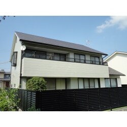 屋根の劣化や藻や苔の付着、シーリングの剥がれ、外壁の汚れや劣化等が見られました。
屋根は遮熱性に優れたスーパーシャネツサーモSiを使用しました。外壁は耐久性の良いリファインSiを使用しました。