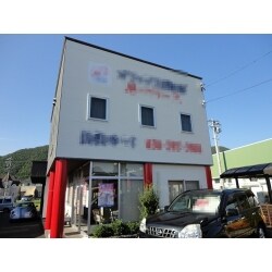 外壁の塗装、柱の塗り替え、看板の張替えをいたしました。