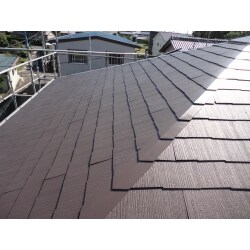使用塗料は超低汚染リファイン５００を使用しております。業界最高水準の汚れにくさと、高耐侯性、遮熱性も優れており、美観保持機能にも優れているので写真の通り艶がはっきりと見てとれる塗料です。