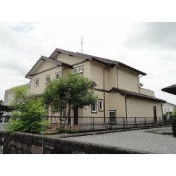 超低汚染リファインで施工しました。きめが細かく綿密性が高いので汚れを雨や水と一緒に落とし、また伸縮性もある為ひび割れが起こりずらいという2層の強い塗料により、外壁がより長持ちします。