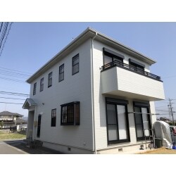 遮熱性と低汚染機能に加えて耐久年数が約16年のシリコンレボを使用しました。一般的なシリコン樹脂の性能より、はるかに高性能な割に低価格な為、人気の水性1液シリコン塗料です。