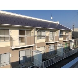 雨の力だけで汚れを落とすセルフクリーニング機能のある超低汚染リファイン1000を使用してあります。雨が降る度に排気や花粉・砂などが流れ落ちるので、長期に渡り外壁を守ります。