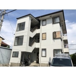 ⼀般的なシリコン塗料は汚れが付着しやすいですが、今回使用したスーパーラジカルシリコンＧＨは、柔軟性のある層を強靭な層でコーティングした⼆重構造な為、塗膜表⾯に汚れが付着しにくく、長期にわたり建物の美観を保持します。