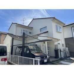 外壁のニュートラルホワイトに合わせて窓枠や樋もホワイト色にしました。3分艶にしたことで、より真っ白く輝きを放っていますね。