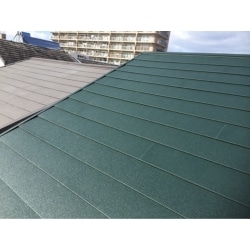 遮熱性・断熱性に優れており。軽量な屋根材の為、建物の負担を軽減できます！