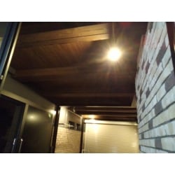 長屋を全面改装
１階部分駐車スペースには床はカラーコンクリートでデザインをつけ、壁にはタイル、天井には木を用いることでインパクトのある空間に仕上がっています。