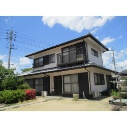 外壁を塗り替え新築のようなたたずまいに。
