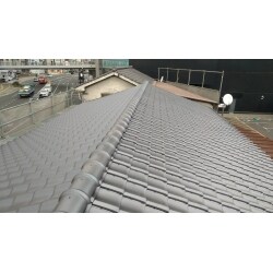 日差しや雨風から家を守るという重要な役割を担っている屋根をリフォーム。
もともとある屋根の下地から表面までを丸ごと新品へと取り替える「葺き替え工事」を行いました。