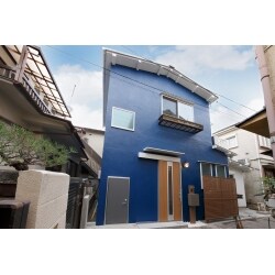 昔ながらの仕様で生活動線に不便さを感じていたご自宅を耐震改修・総合リフォーム致しました。リフォームによりとても暮らしやすい、明るいお家に生まれ変わりました！
鮮やかな外観が目を引くとても素敵なご自宅です！