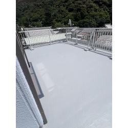 鉄骨住宅の屋上の防水が築年数の経過により劣化していることを不安に思われていたお客様
防水の専門業者との相談を基に保証を付けた形での防水改修工事を行いました。