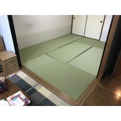 畳表替えをしました。畳表はイグサと和紙の2種類の中から
今回は和紙をお選びいただきました。
和紙にはイグサ独特の香りは無いですが
変色がほとんどなく、ダニやカビの発生が少ない、
ささくれがでない、水をこぼしても染み込みにくく拭き取りが楽などという
特性があります。
今回は寝室も兼ねて使用されるとの事でしたので、和紙をお薦めさせていただきました。

