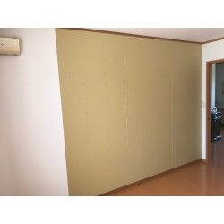 手前の白色の壁と合わせて施工しました。
ドアの横の照明のスイッチが壁にあたるので少し移動させていただきました。
壁紙はお知り合いの方にお願いしたいとのことでしたので
下地工事をさせていただきました。