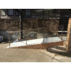 既設外構デザインに合わせた介護用スロープと手すりの設置　