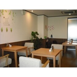弊社では、住宅のリフォーム以外にも店舗のリフォーム工事も行います。弊社で住宅を建てて頂いたお客様がカフェを開設するにあたり、店舗改装のお手伝いをさせて頂きました。