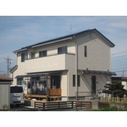 お施主さんは大工さん、今もお世話になっております。このお仕事を頂くことがきっかけで弊社の造作大工を担当して頂く事にまでなりました。自分の家は自分で造りたいというお客様の要望と今後の仕事としての繋がりも加味した形で仕事をさせて頂きました。