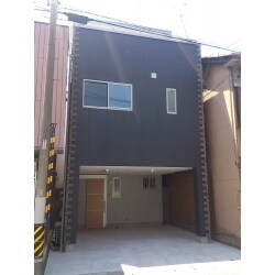 街中の間口の限られた土地にぴったりとフィットした建物、必要な部屋数をとるには３階建が必須でした。構造的にも安定した弊社の得意とする重量鉄骨を採用して上部で安心した住宅に仕上げました。