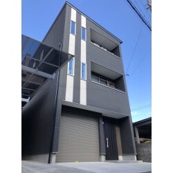 ご両親がすむ母屋の隣に住宅を構えられました。一階は車庫と玄関・収納２階はLDKと水回り３階は寝室と子供部屋、ご主人は外観、奥様は内装にこだわりを持たれました。