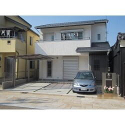 情緒あふれる古民家の建ち並ぶ一角に景観を損なわず街に溶け込む新築住宅が出来ました。
リビングは中庭の見渡せる素敵な光景がありました。