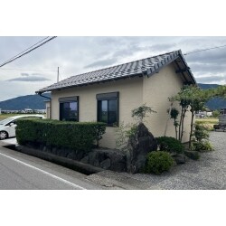 子世帯の帰省の伴って母屋だけでは手狭になった為、母屋に隣接する使わなくなった農機具小屋を将来の老後に備えて隠居部屋に改造しました。
構造のみを利用したスケルトンリフォームです。