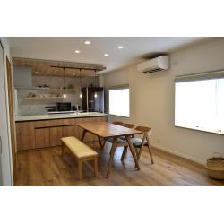 キッチンの位置を壁付け型から対面キッチン型に変更し、カフェ風の温かみのあるキッチンをご希望になられました。
カウンター式の収納で、作業性もアップしました。