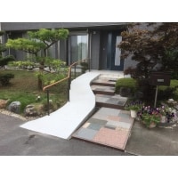 介護用スロープと手すりの設置