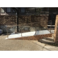 既設外構デザインに合わせた介護用スロープと手すりの設置