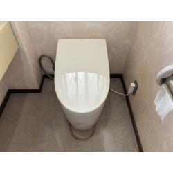 古くなり故障したため、新しいトイレへ取替えました。
タンクレストイレがご希望だったため、TOTOのネオレストをご提案しました。