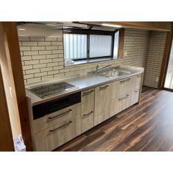 古民家を購入しての移住計画ということでご依頼いただきました。
現地は敷地も広く立派な日本家屋でしたが、設備が古く給湯器は撤去された状態からの工事となりました。
水回り設備を全て新しく取替し、一部の居住スペースの床の上貼り工事を行いました。