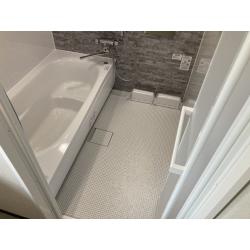 古くなったタイル貼りの浴室で水漏れがあり、ユニットバスへ取り替えました。
タイル貼りのお風呂は冬場がとても寒いということで、浴槽はもちろん浴室全体を断熱仕様のものにされ、冬でも暖かく入浴いただけるようになりました。