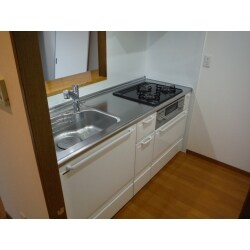 当初は配管を気にされておられましたが、新築当時に当社が施工させていただいていた事もあり、ご説明の上必要な部分を取替しました。
水廻り設備は奥様お気に入りのホーローシリーズで統一され、便利なラックが非常に重宝されております。

