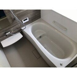 当初は浴室の蛇口修理の依頼でしたが、タイルの壁が浮いていて危ないことや、洗面所の壁にカビが発生していたことから水廻りのリフォームをすることとなりました。