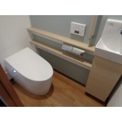 古くなったトイレを高機能かつスタイリッシュなものに取替えたいというご希望から
タンクレスタイプのトイレと手洗いカウンターをご提案しました。