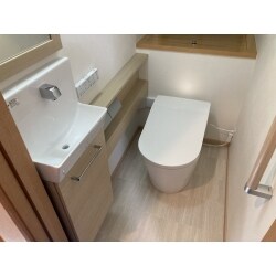 トイレが古くなり、手洗い一体型トイレから手洗い器を別で設置したいとのご要望で今回トイレの取替を行いました。