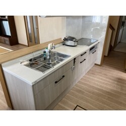 キッチンの設備が古くなったため、取替えました。また、各部屋の内装工事も行い快適な空間になりました。