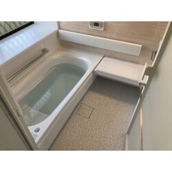 出入口や浴槽の段差が高く、転倒の危険が多かった以前のお風呂。
ベンチタイプのお風呂にしたことで、毎日安心して入れるようになりました。介護の補助金も活用しました。