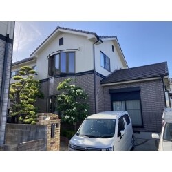 外装に浴室の窓からのひび割れがあったため塗り替えをしました。