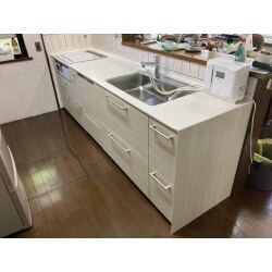 お風呂と洗面化粧台を新しくしたのでキッチンも新しいものにとご希望があり、収納スペースが多いキッチンに取替をしました。