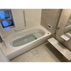 浴槽にひびが入っており、追い焚き機能もついていないため取替のご依頼を受けました。給湯器と併せて取替をしました。