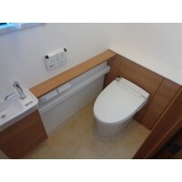 収納充実で掃除しやすいトイレ