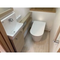 スッキリとしたシルエットのタンクレストイレに