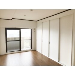 フローリング、クロスを貼替えてきれいになりました。